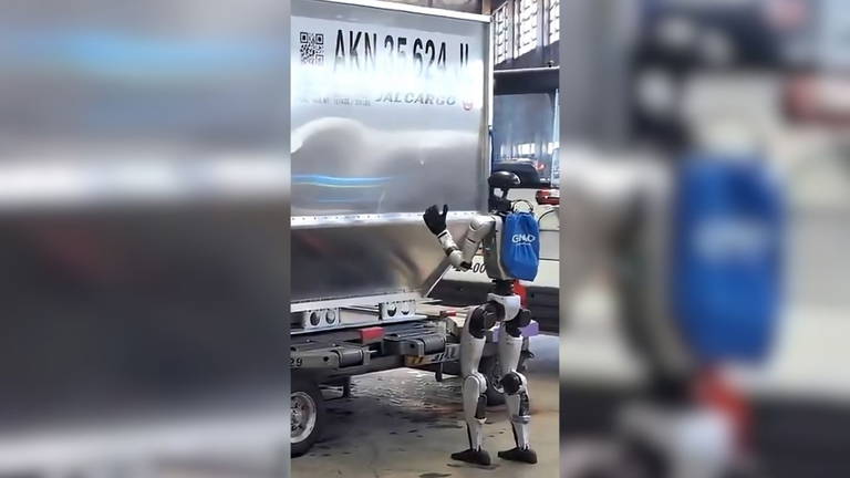 El aeropuerto japonés de Haneda despliega el servicial robot humanoide Unitree G1 para ayudarte con el equipaje