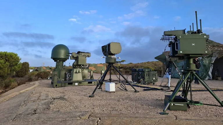 El Pentágono despliega un escudo láser antidrones en la frontera con México tras el caos aéreo en Texas