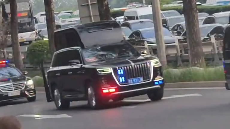 El misterioso convoy de Trump en Pekín: el enigma de los gigantescos todoterrenos chinos con techos modificados