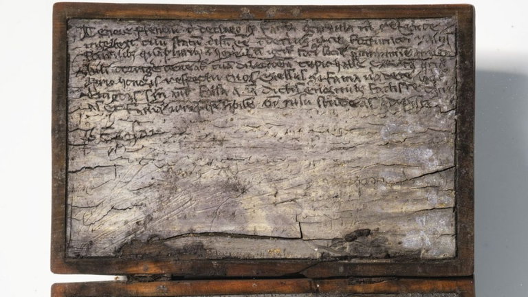 Un cuaderno de 800 años de antigüedad fue hallado milagrosamente bien conservado en un retrete medieval