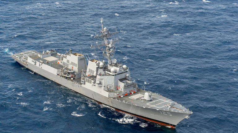Estados Unidos echa al mar su nuevo "acorazado" de 9.700 toneladas: el buque de guerra definitivo con el sistema de combate más avanzado