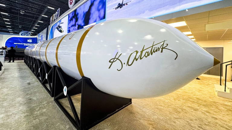 Turquía desafía a Occidente y exhibe su primer misil intercontinental hipersónico capaz de alcanzar Europa