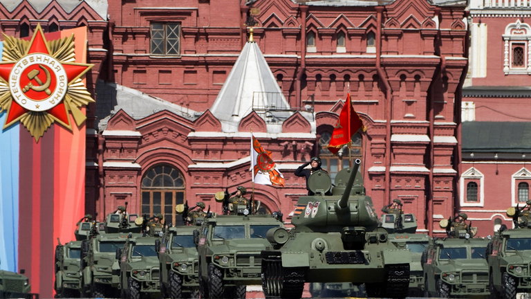 El Kremlin moviliza a 64.000 soldados y exhibe su arsenal nuclear en un desafío directo a la OTAN