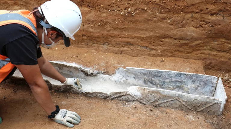 Espectacular tumba romana de la élite británica ha sido desenterrada y esto es lo que contenía en su interior