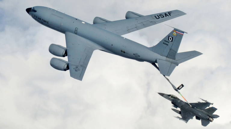 Estados Unidos estrena un combustible militar que dispara el alcance de sus cazas sin modificar el motor