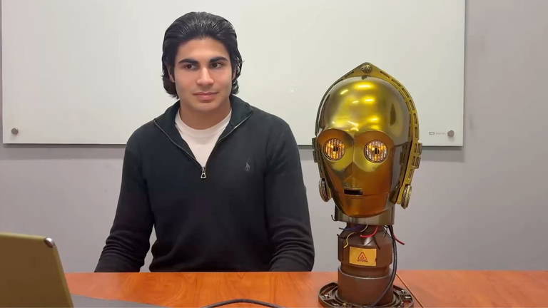 Un investigador diseña una réplica exacta de C-3PO que conversa mediante inteligencia artificial y sin conexión